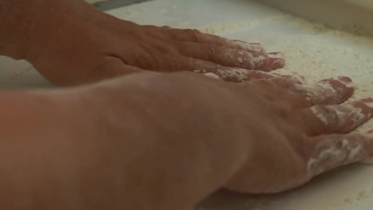 Manos trabajando la masa en nuestro obrador